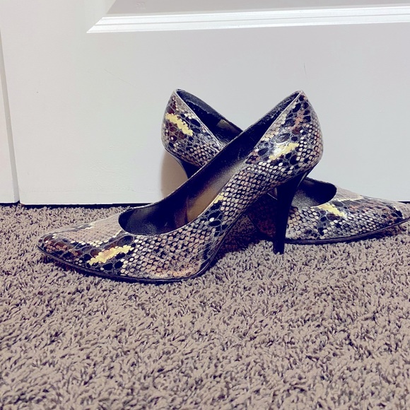 Stuart Weitzman Daisy Pumps - Picture 1 of 7